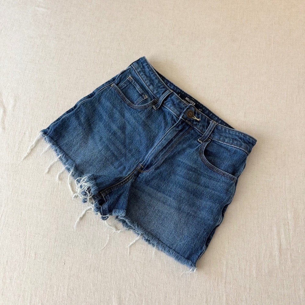 Hollister Ultra High-Rise Mom Shorts Medium Wash Frayed Raw Hem Size 4 W27